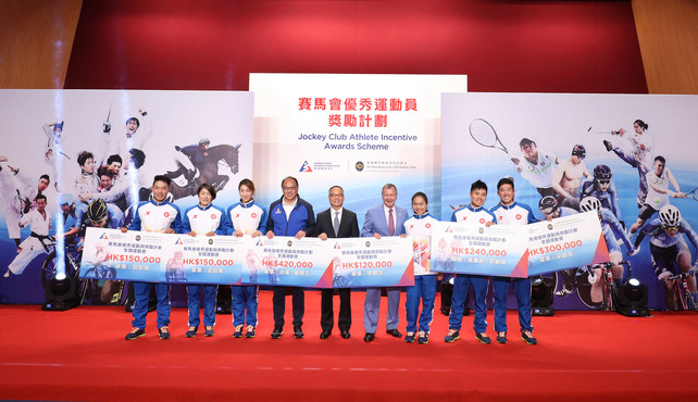 The Hong Kong cycling team won 2 gold, 3 silver and 2 bronze medals at the 13<sup>th</sup> National Games including, a gold medal by Leung Chun-wing (1<sup>st</sup> from right) in men’s omnium event; another gold by Pang Yao (2<sup>nd</sup> from left) and Yang Qianyu (3<sup>rd</sup> from left) in women’s madison; a silver by Leung Chun-wing and Ko Siu-wai (2<sup>nd</sup> from right) in men’s madison; a silver by Cheung King-lok (1<sup>st</sup> from left) in men’s individual time trial; 2 bronze medals by Lee Wai-sze (3<sup>rd</sup> from right) in women’s sprint and keirin; and a silver by Meng Zhaojuan in women’s road race.