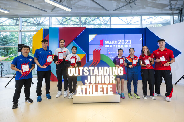 Six winners of the 1<sup>st</sup> quarter are (1<sup>st</sup> to 4<sup>th</sup> from left) Chui Ho-bon and Cheung Tsun-lok (HKSAPID-Swimming), Chen Hailin and Wong Shun-yat (Fencing), and Mak Hiu-tung and Emily Polson (Sailing). Four athletes were awarded the Certificate of Merit, including (1<sup>st</sup> to 4<sup>th</sup> from right) Chan Yui-fung and Pauline Courret (Triathlon), and Yuen Sum-lok and Lee Tsz-wai (Table Tennis).