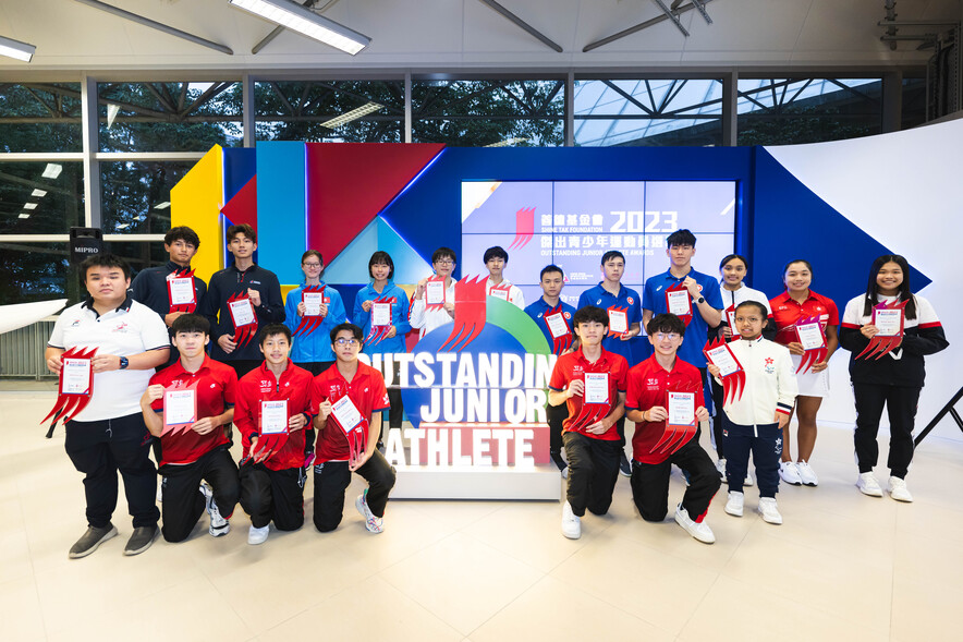 The Outstanding Junior Athlete Awards 2023 2<sup>nd</sup> quarter recipients include: (front row from left) Hong Ka-lung (HKSAPD - Tenpin Bowling); Yip Tak-long, Wong Ka-ho, Chu Yan-ho, Fok Wang-hin and Mok Pak-fan (Triathlon); Ng Cheuk-yan (HKSAPD - Swimming); (back row from left) Peter Jessop and Ma Yuk (Sailing); Jane Christa Ming Suet Karlsson and Li Tsz-to (Athletics); Ho Tsun-kai and Wong Ho-chuen (Kendo); Chui Ho-bon, Tang Wai-lok and Cheung Tsun-lok (HKSAPID - Swimming); Chan Nok-sze (Fencing); Lau Arianna (Golf) and Wong Shun-yat (Fencing).