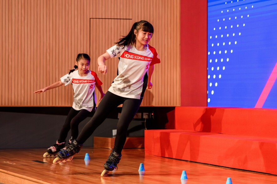 滾軸運動青少年運動員李悅意（左）及陳彥霖（右）進行雙人花式繞樁表演。