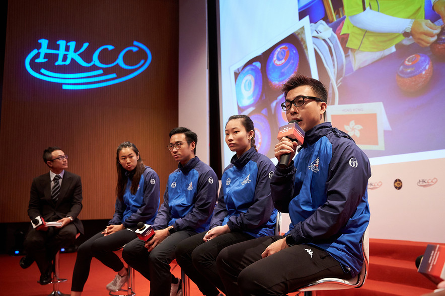 Kwok Wing (lawn bowls) (right) shared at the ceremony how his coach encourages him to perform his best in competitions by putting the participating region stickers labelling Hong Kong on the lawn bowls before each competition as a way of blessing. Other athletes (from 2<sup>nd</sup> from the left) Lui Lai-yiu (athletics), Tseng Tak-hin (tenpin bowling) and Sham Hui-yu (wushu) also shared their unforgettable memories with their coaches.