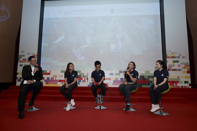 2018 亚洲运动会（亚运会）女子凯林赛及女子争先赛双金得主李慧诗（右二）於颁奖礼上分享教练认真负责的态度，让她燃起承传教练精神的憧憬，期望可把教练的精神薪火相传。同场亦有 2018 亚运会女子太极拳及太极剑全能赛银牌得主莫宛萤（右一）、2018 亚运会女子重剑团体铜牌得主之一连翊希（左二）及 2018 亚洲残疾人运动会男子 SS6 级单打铜牌得主王镇炎（中）於台上分享他们与教练的点滴。