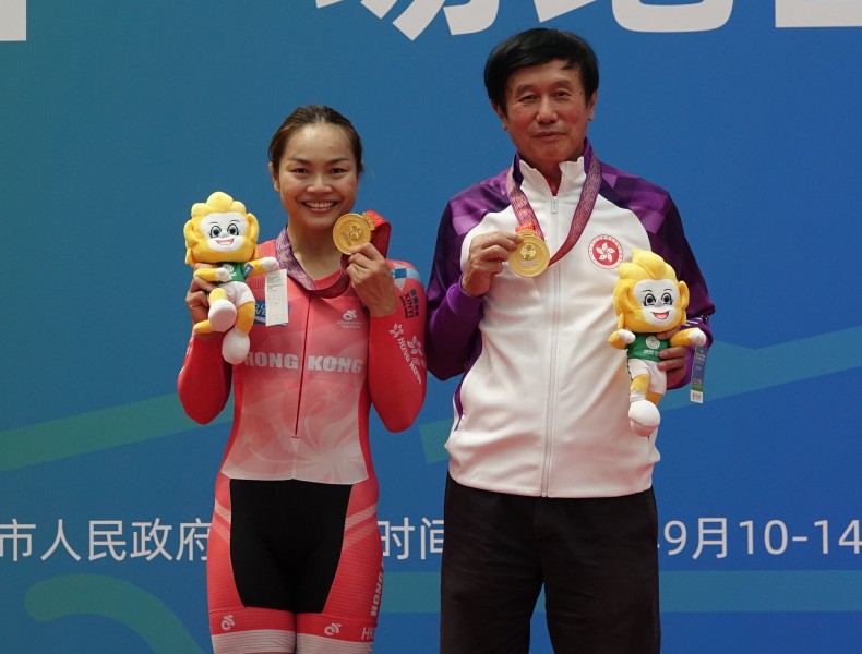 Lee Wai-sze (left) (photo: The Cycling Association of Hong Kong, China)