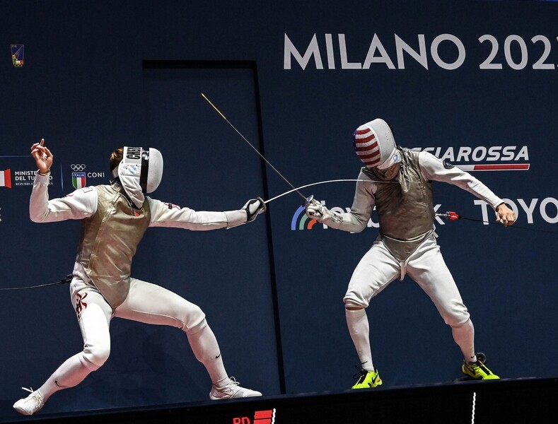 Cheung Ka-long (left) (photo:&nbsp;International Fencing Federation)