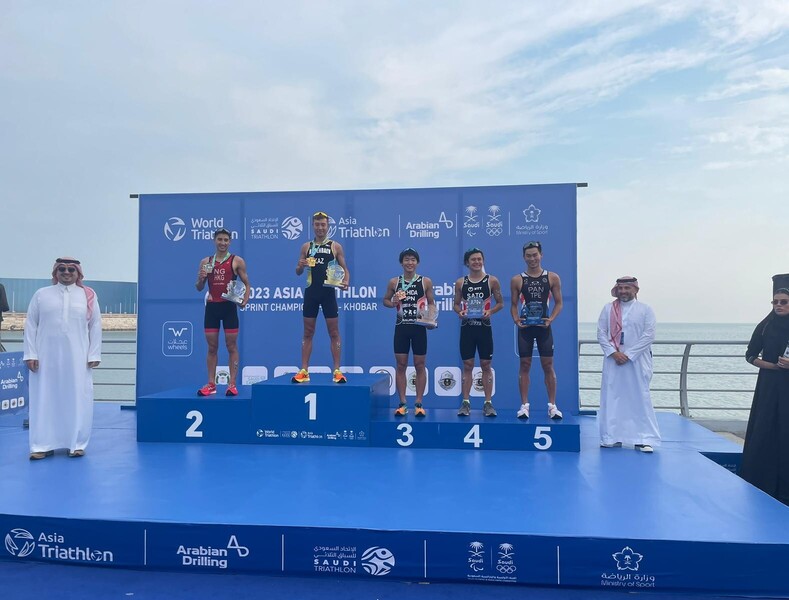 Ng Tai-long (left, on the podium) (photo: Triathlon Association of